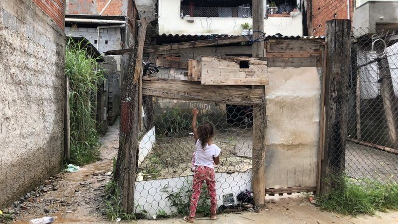 Nas casas da ocupação vivem famílias com idosos e crianças (Foto: Leandro Machado via BBC News Brasil)