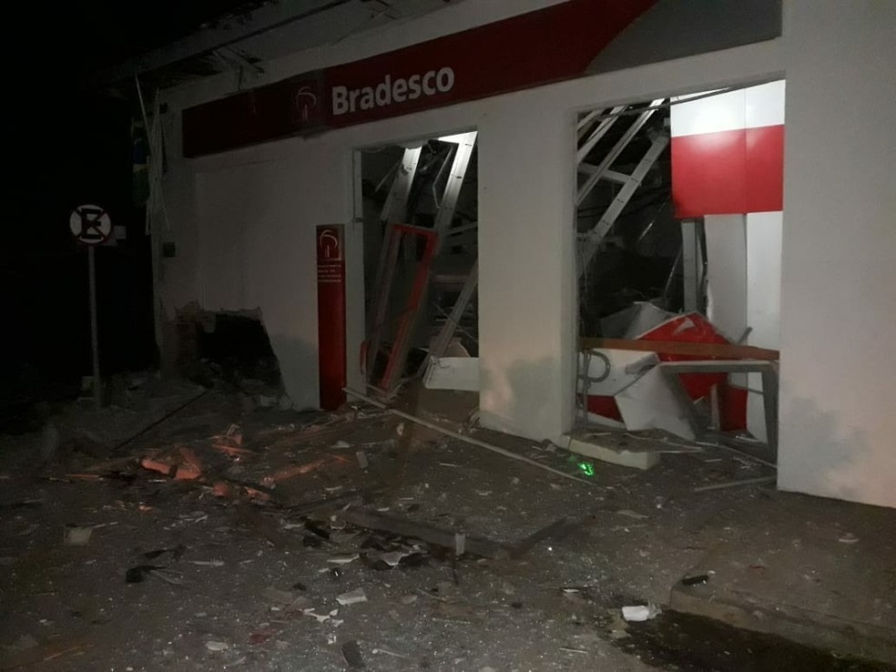 Agência bancária ficou destruída — Foto: Divulgação