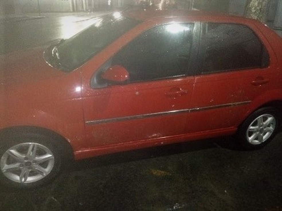Carro usado pelos criminosos em UniÃ£o dos Palmares ficou com vÃ¡rias marcas de tiros apÃ³s tiroteio com policiais â Foto: DivulgaÃ§Ã£o/PM-AL