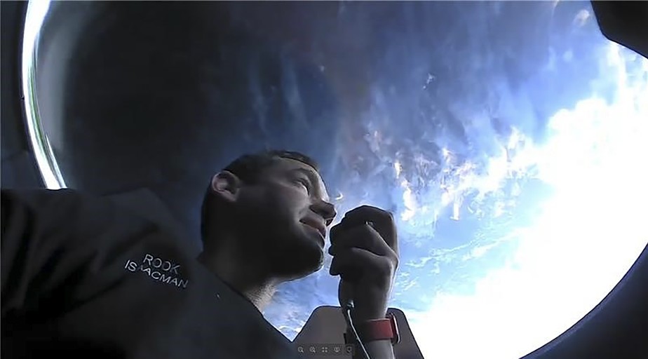 O bilionário Jared Isaacman sob a cúpula de uma cápsula Crew Dragon, da Space X, durante a missão Inspiration4, realizada em  em 2021.