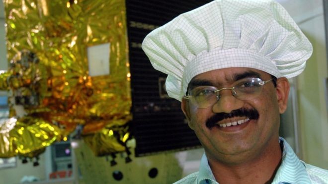 Dr Annadurai diante do Chandrayaan-1 (Foto: PALLAVA BAGLA/GETTY, via BBC News Brasil)