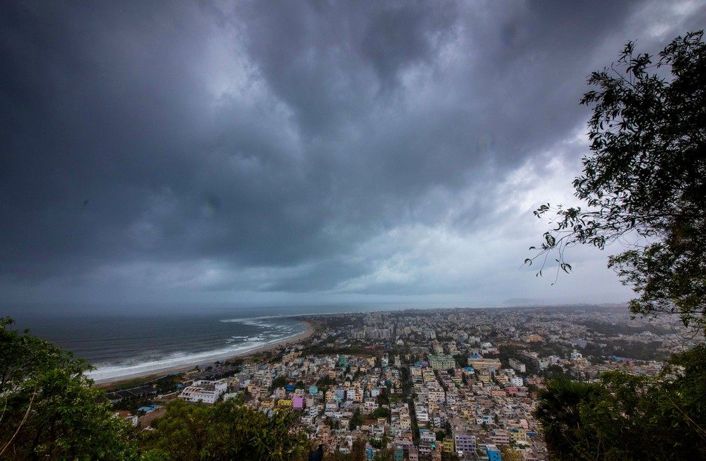 Nuvens avançam antes da chegada da tempestade Fani, em Visakhapatnam, na Índia, nesta quarta (1º). — Foto: Stringer/Reuters