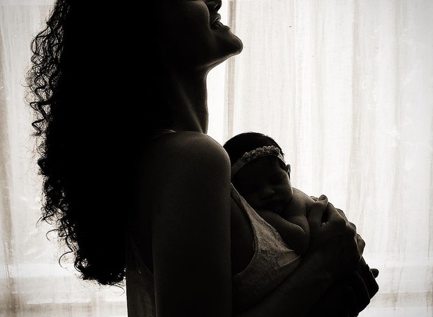 Debora Nascimento com a filha Bella (Foto: Reprodução Instagram)