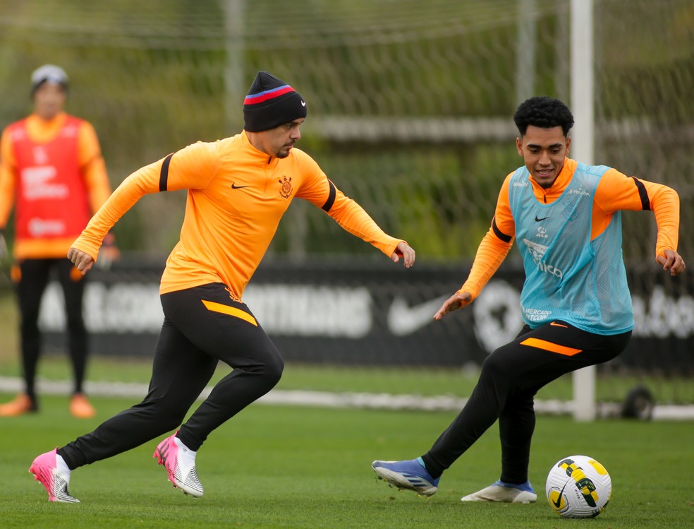 Fagner e Du Queiroz em treino do Corinthians — Foto: Rodrigo Coca/Agência Corinthians