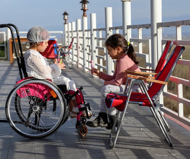 Crianças com deficiência que vivem em famílias de baixa renda têm direito a benefício no valor de um salário mínimo (Foto: Pexels)