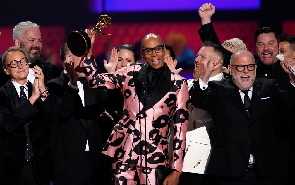 RuPaul e sua equipe comemoram o prêmio de melhor reality show por ‘RuPaul's Drag Race’, no 71º Emmy no Microsoft Theatre, em Los Angeles, no domingo (22) — Foto: Reuters/Mike Blake