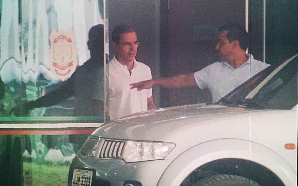 O ex-senador Luiz Estevão deixa o Instituto Médico Legadl de Brasília após passar por exame de corpor de delito — Foto: Guilherme Timóteo/TV Globo