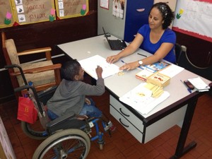 Professora Thiciane Pinheiro ensinando aluno deficiente (Foto: John Pacheco/G1)