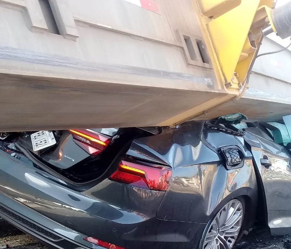 Pá eólica que estava sendo transportada por uma carreta esmagou um carro de passeio em um acidente na BR-020, município de Tauá, no interior do Ceará. — Foto: Arquivo pessoal