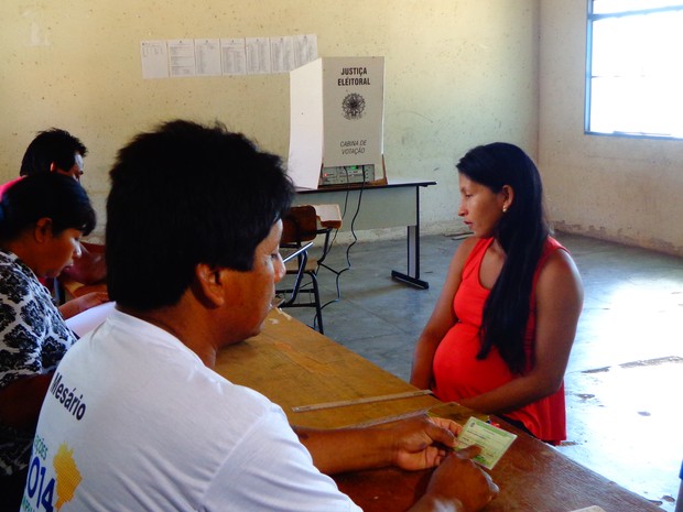 Celina Kukedi Xerente foi a primeira a votar na aldeia Porteira, em Tocantínia (Foto: Vilma Nascimento/G1)