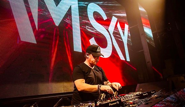 O DJ Adam Sky em um show (Foto: Instagram)