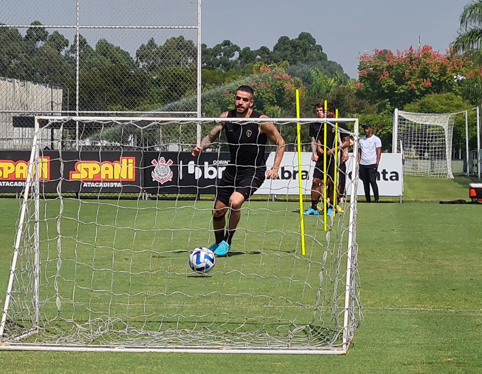 Renato Augusto volta a treinar com o grupo; Corinthians dá folga ao elenco antes de semana decisiva