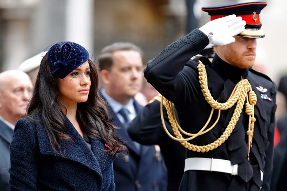 Meghan Markle e Príncipe Harry em cerimônia oficial da Família Real