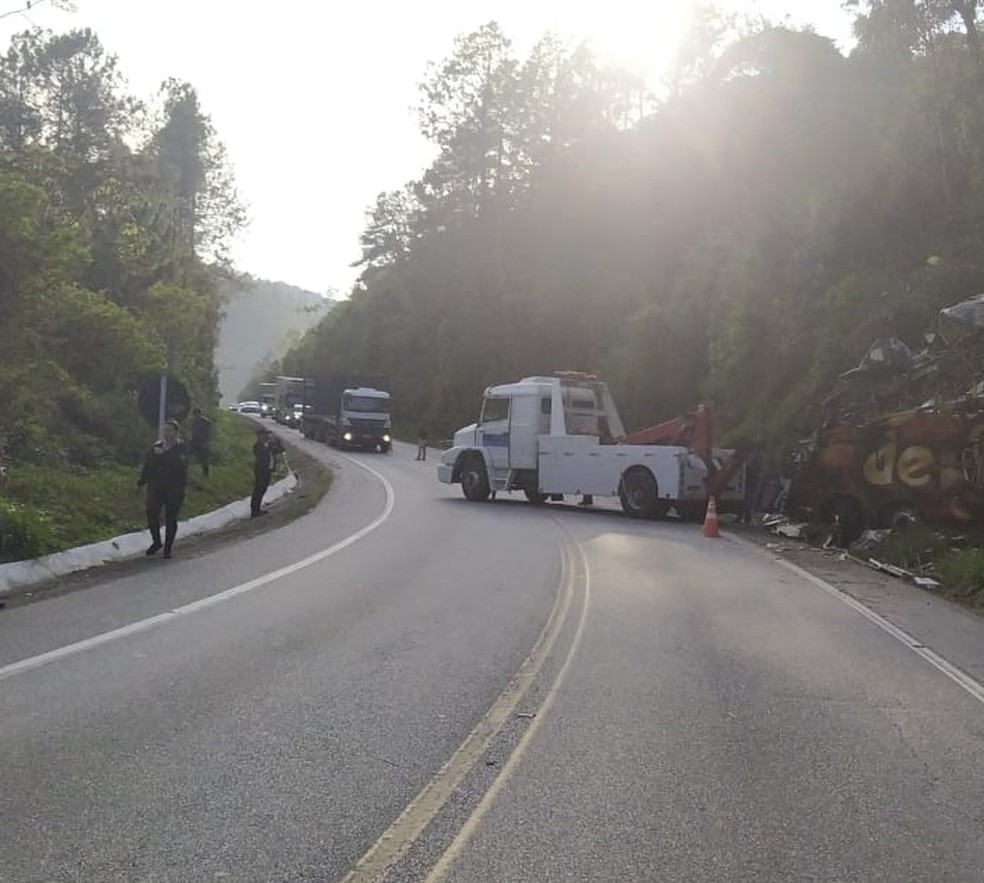 Ônibus da banda sendo retirado da pista nesta segunda-feira (13) — Foto: Polícia Rodoviária Federal/Divulgação