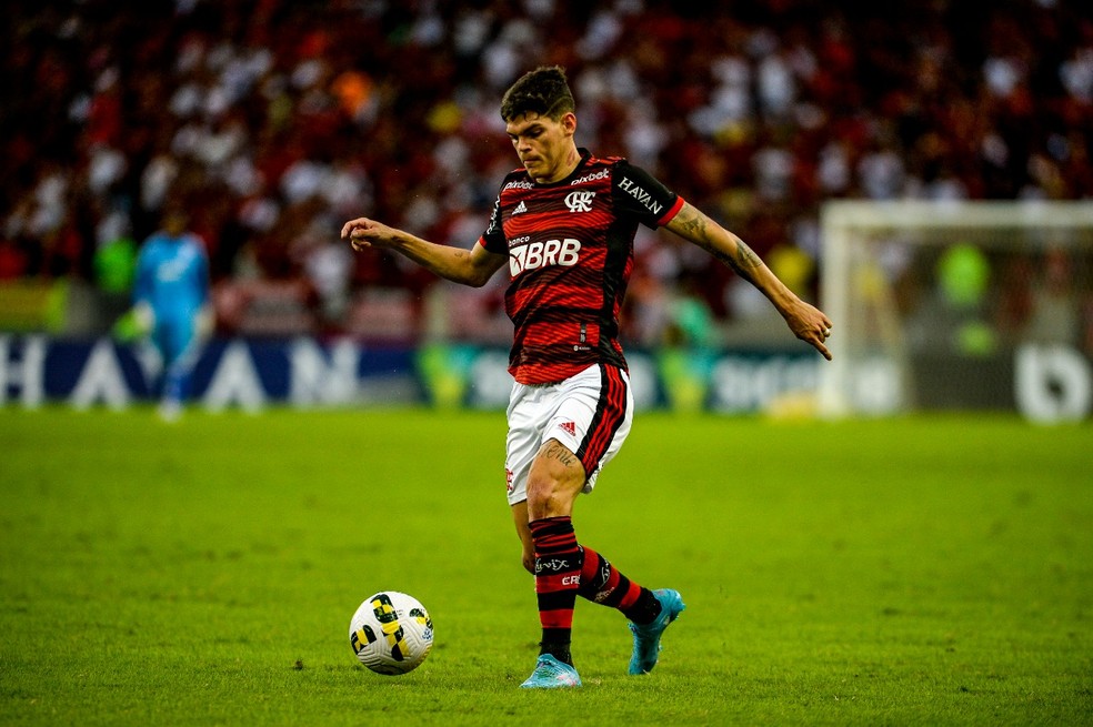 Ayrton, lateral do Flamengo, no jogo contra o Goiás — Foto: Marcelo Cortes/Flamengo