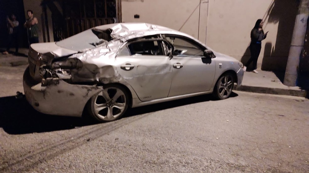 Veículo atingido no acidente em Santa Luzia, na Grande BH — Foto: Reprodução/Redes Sociais
