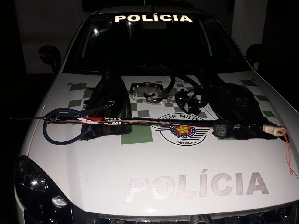 Peixes da esp&eacute;cie cascudo e objetos usados na pesca foram apreendidos &mdash; Foto: Pol&iacute;cia Ambiental