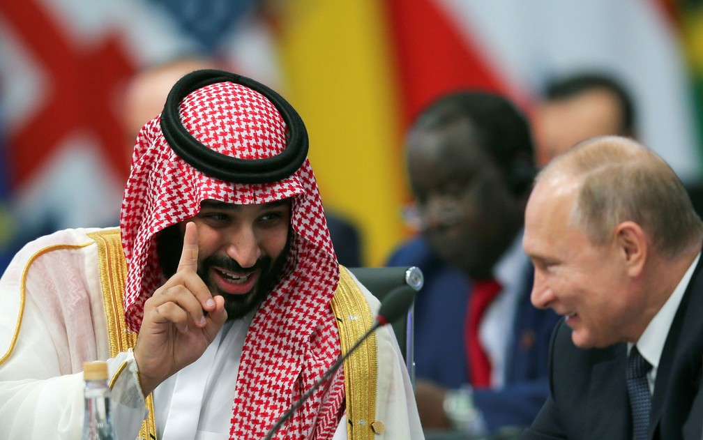 O príncipe herdeiro da Arábia Saudita, Mohammad bin Salman, conversa com o presidente da Rússia, Vladimir Putin, durante a abertura do G20, em Buenos Aires, na Argentina, na sexta-feira (30) — Foto:  Reuters/Sergio Moraes