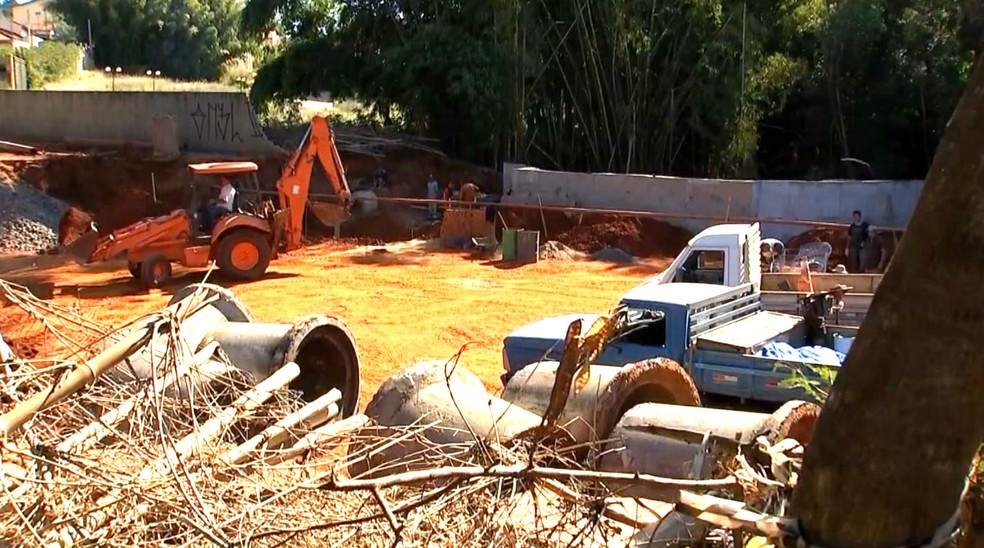 Máquinas e homens durante trabalhos na cratera que se abriu em avenida de Assis (Foto: Reprodução / TV TEM)