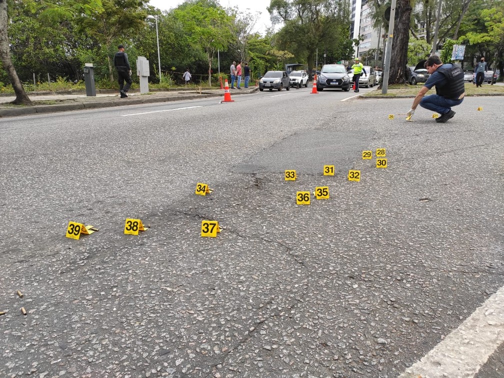 Perícia da Polícia Civil confirmou ao menos 39 tiros realizados na ação — Foto: G1