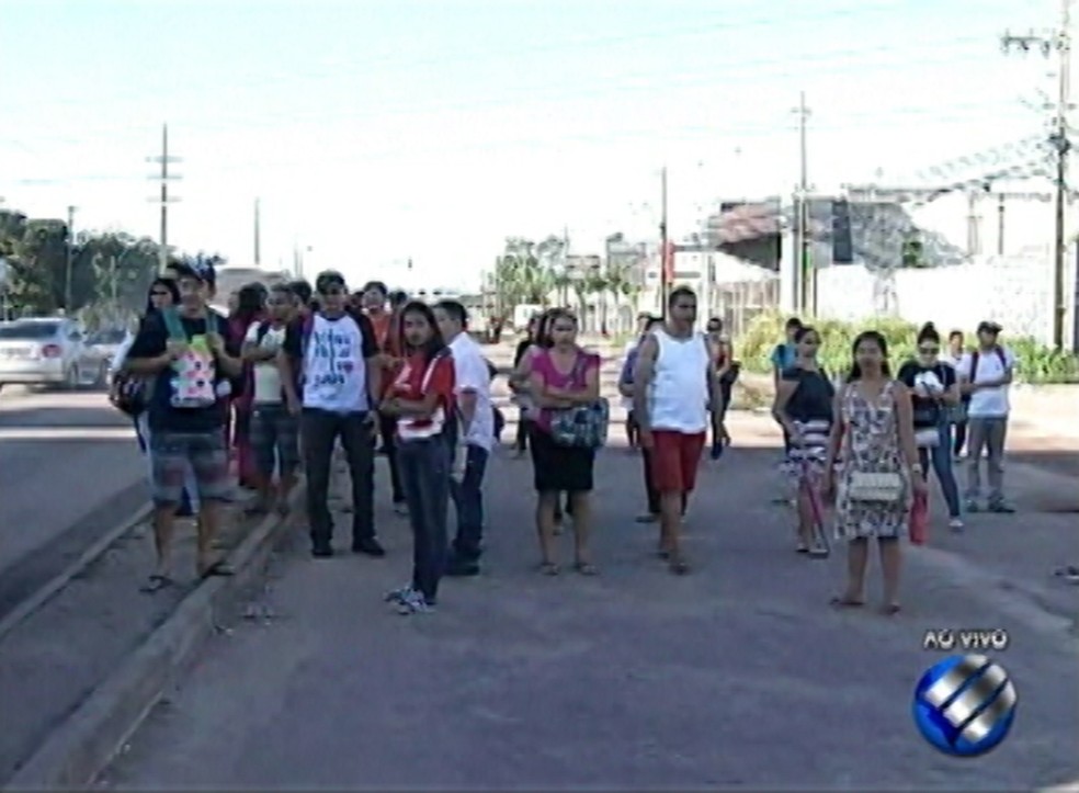 Paradas de ônibus estão lotadas de passageiros.  (Foto: Reprodução/ TV Liberal)