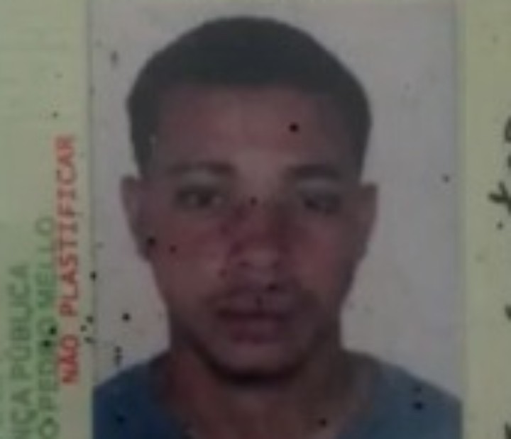 Pai encontra corpo de filho enterrado em cova rasa na Bahia; jovem estava desaparecido desde o fim de maio