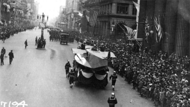 Desfile na Filadélfia em 1918 foi realizado apesar de alertas de que representava risco de disseminação da gripe espanhola (Foto: Getty Images via BBC)
