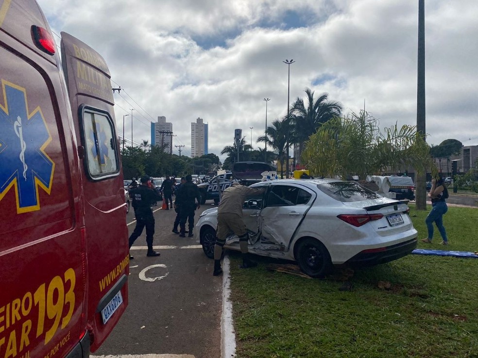 Carro da idosa danificado após ser atingido por viatura da PM. — Foto: Luana Ribeiro/TV Morena 