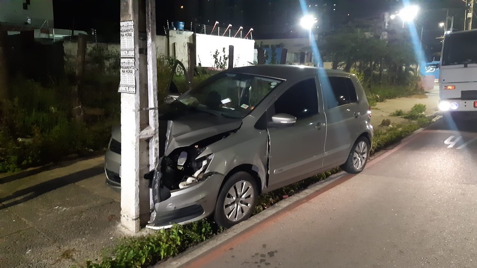 Criminosos bateram carro roubado na avenida Hermes da Fonseca, em Natal. — Foto: Sérgio Henrique Santos/Inter TV Cabugi