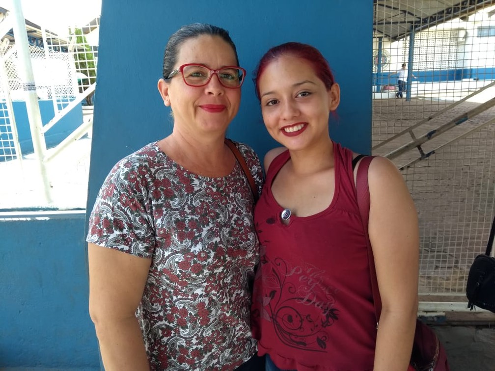 ENEM 2019 - DOMINGO (10) – PORTO VELHO (RO)- Mãe e filha, Simone e Joana da Cruz, fazem o Enem juntas, no Colégio Tiradentes em Porto Velho. A mãe quer nutrição e a filha enfermagem. — Foto: Diêgo Holanda/G1