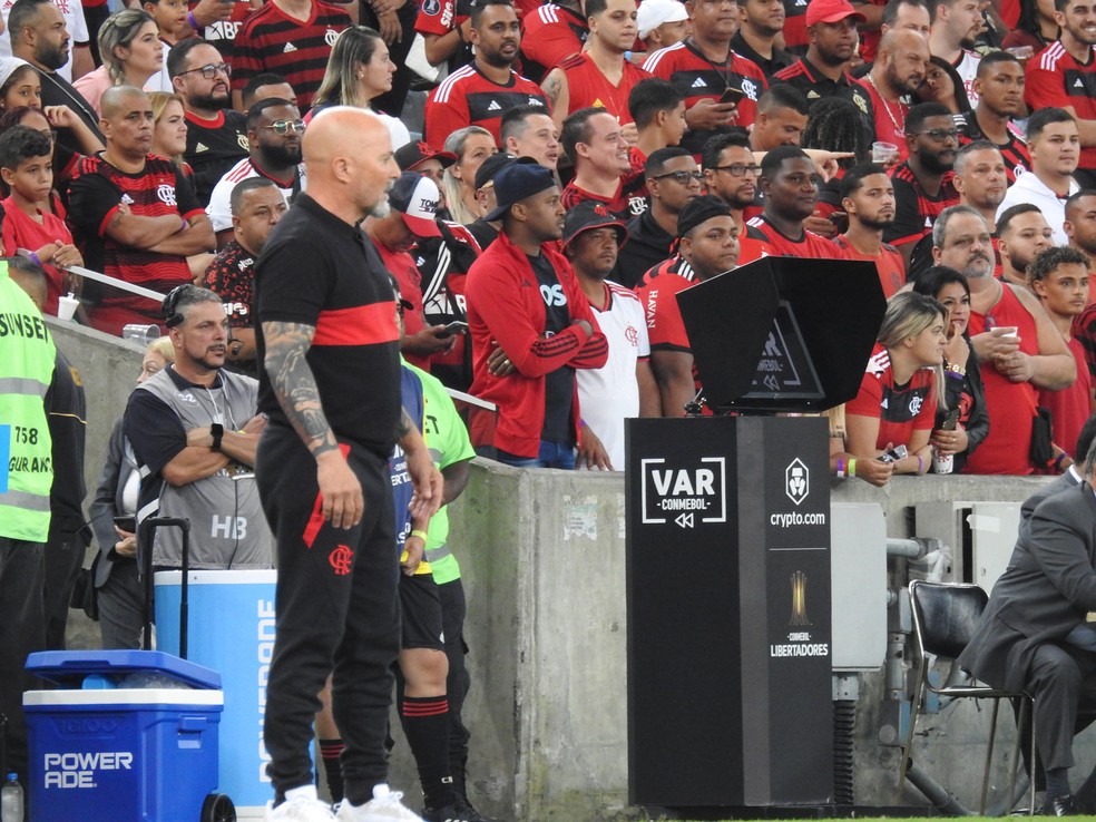 Jorge Sampaoli em um dos raros momentos em que ficou parado em Flamengo x &Ntilde;ublense &mdash; Foto: Fred Gomes