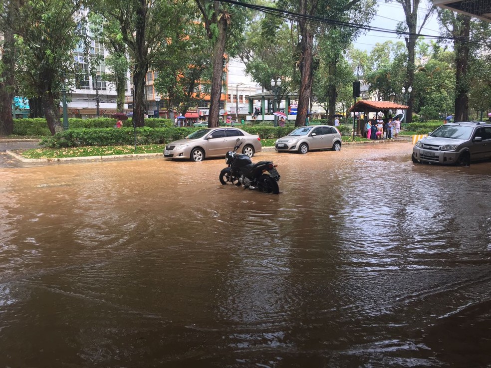 Praça Getúlio Vargas ficou alagada na tarde desta terça-feira (20) (Foto: Juliana Scarini | G1)