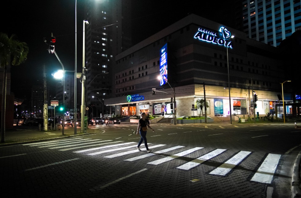Sistema capta presença humana e ilumina o pedestre até o fim da travessia. — Foto: Daniel Calvet/Prefeitura de Fortaleza