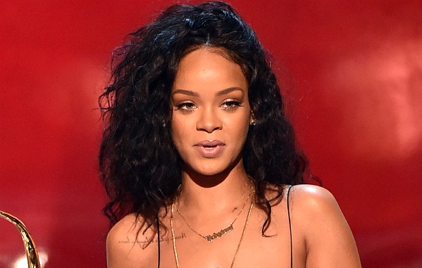 Fotos de Rihanna nua vazaram em 2009. A cantora sentiu que o pouco de privacidade que lhe restava havia sido tirado dela, e classificou o episódio como 