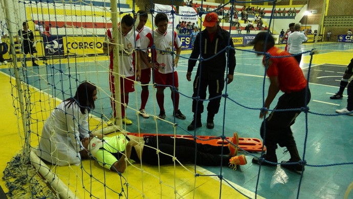 Após lesão, goleiro espera mais de 20 minutos para ser levado ao hospital (Foto: Vital Florêncio / GloboEsporte.com)