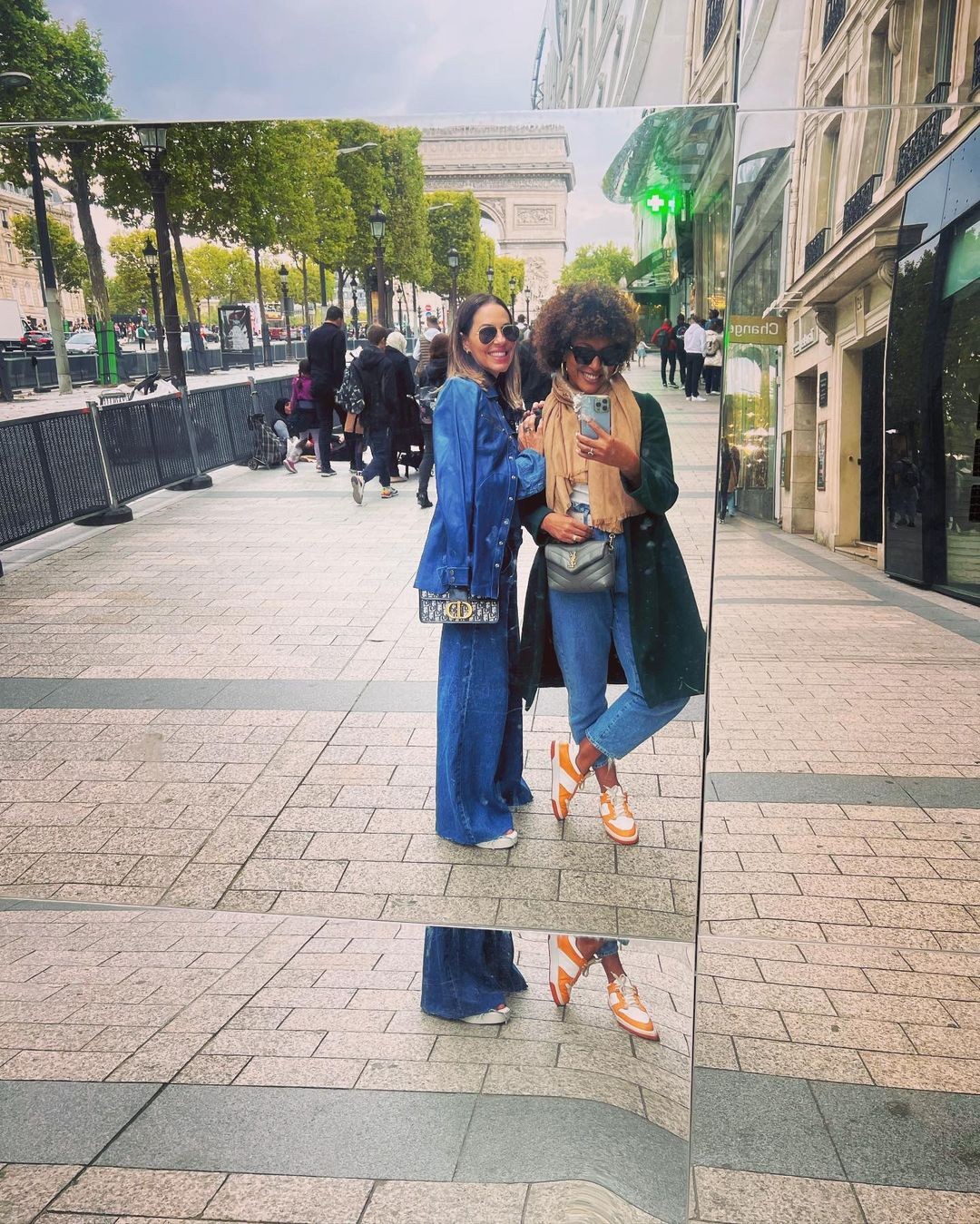 Sheron Menezzes posa com amiga na Champs-Élysées (Foto: Reprodução Instagram)