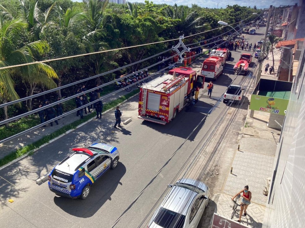 Equipes de segurança e salvamento no local onde avião caiu — Foto: Joelma Gonçalves/G1