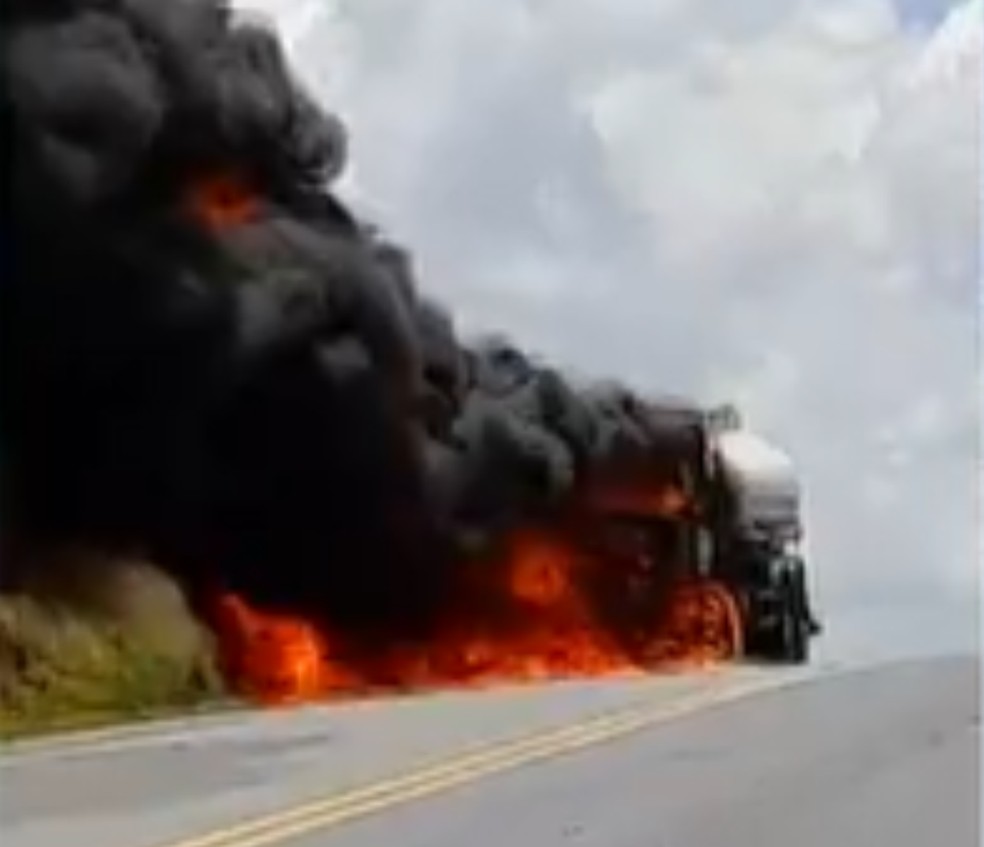 Caminhão pegou fogo após colisão na BR-110 — Foto: Redes sociais