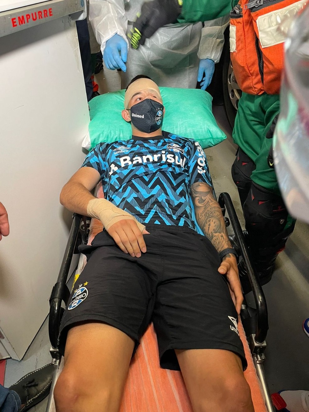 Villasanti foi atingido no rosto por pedra e foi levado a hospital — Foto: Grêmio FBPA/Divulgação