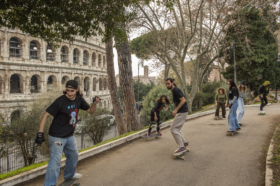 Skatistas em ação no parque vizinho ao Coliseu, em Roma, uma área que vem sendo recuperada nos últimos anos