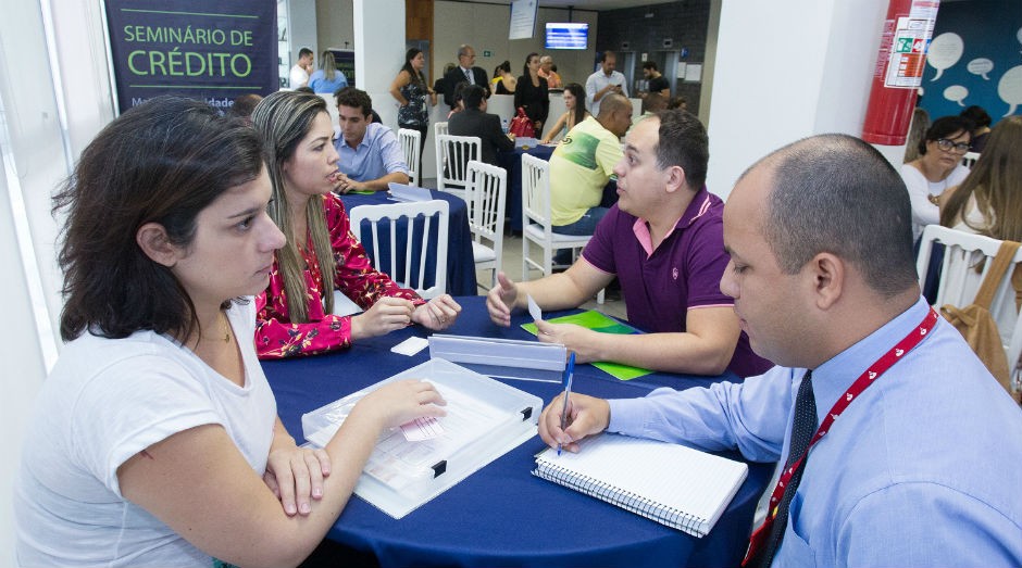 Empresa Tatiana Carvalho recebe orientações durante o evento (Foto: Bruno Spada)