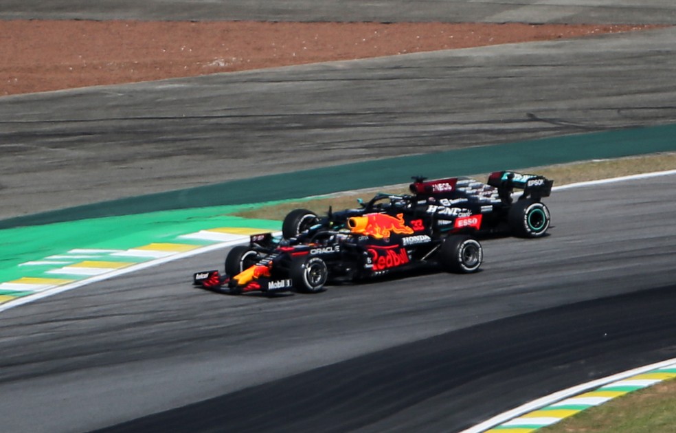 Max Verstappen e Lewis Hamilton disputam liderança do GP de São Paulo na volta 48 ? Foto: XPB Images