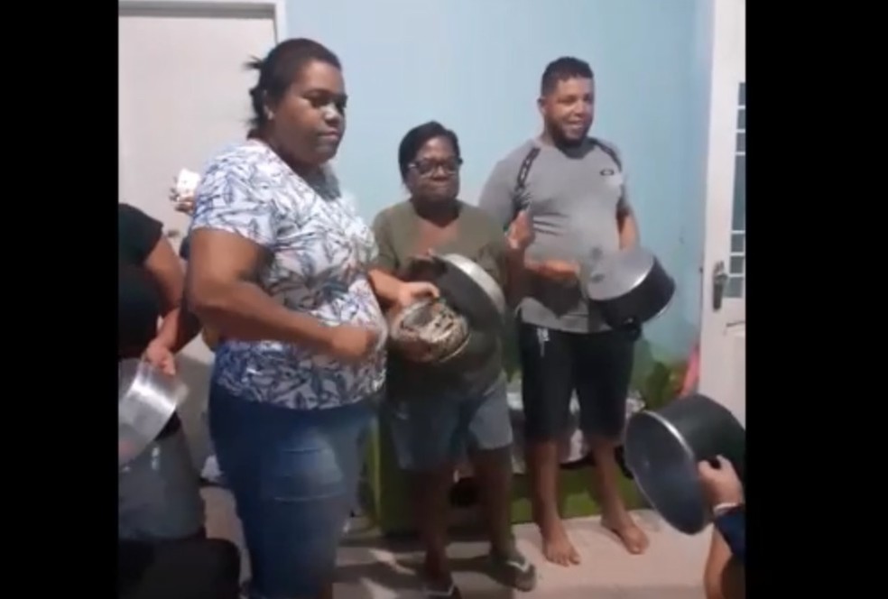 Família de Miguel fez 'panelaço' para pedir Justiça por Miguel durante entrevista de Sari ao Fantástico, no domingo (5) — Foto: Reprodução/WhatsApp