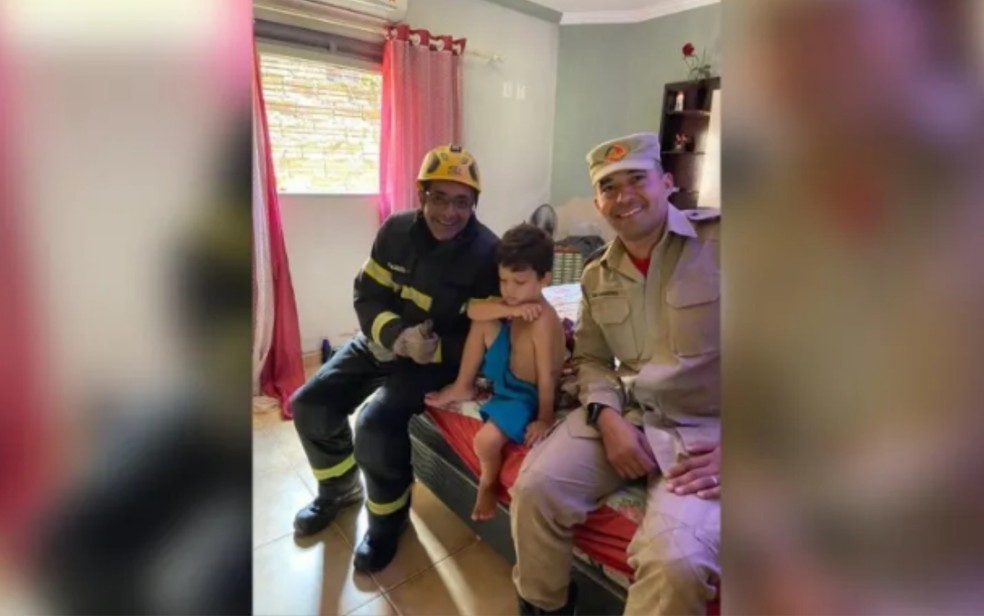 Criança de 4 anos é resgatada pelos bombeiros após trancar a porta do quarto e jogar chave por cima do guarda-roupas