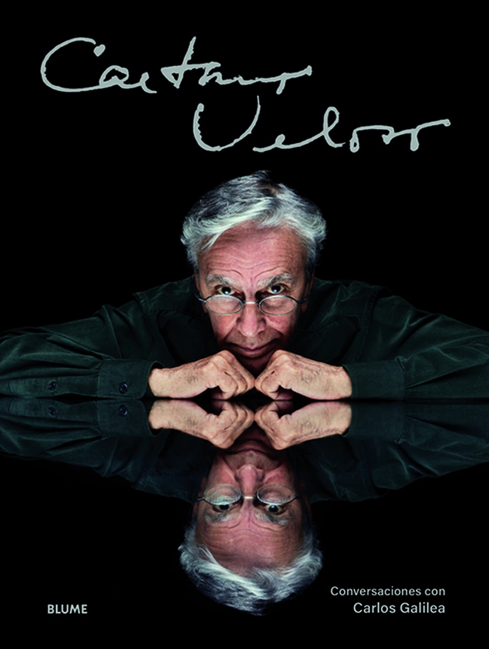 Capa do livro 'Caetano Veloso – Conversaciones com Carlos Galilea' — Foto: Divulgação