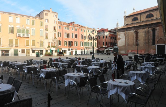VENICE, ITALY - MARCH 9: A waitress cleans in the middle of the tables of a cafe in an empty square on March 9, 2020 in Venice, Italy. Prime Minister Giuseppe Conte announced a "national emergency" due to the coronavirus outbreak and imposed quarantines o (Foto: Getty Images)