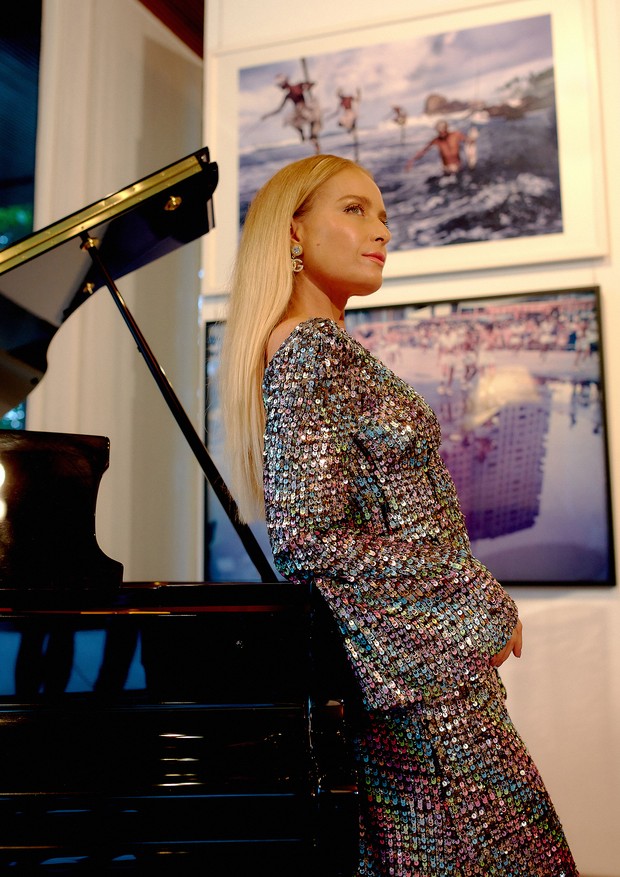 A apresentadora posa ao lado do piano que faz parte da sala de TV íntima da família. (Foto: Pedro Bucher)