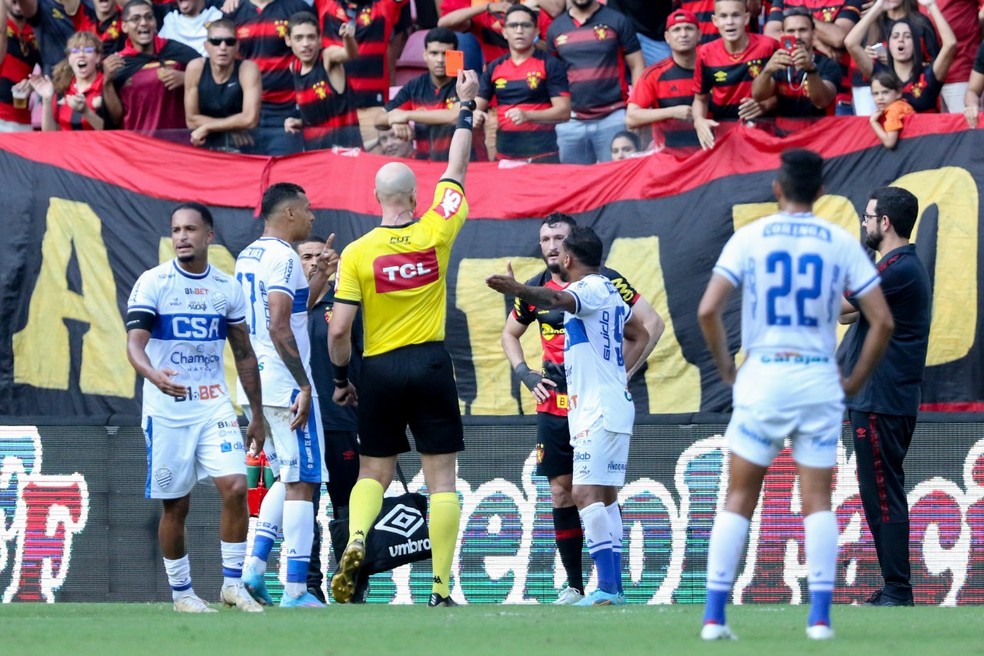 Lourenço é expulso pelo CSA contra o Sport — Foto: Marlon Costa/Pernambuco Press