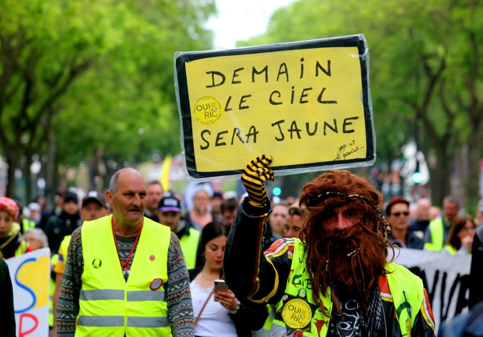'Amanhã, o céu será amarelo', diz manifestante 'coletes amarelos' em protesto em Amiens, na França, cidade natal de Emmanuel Macron — Foto: François Nascimbeni/AFP