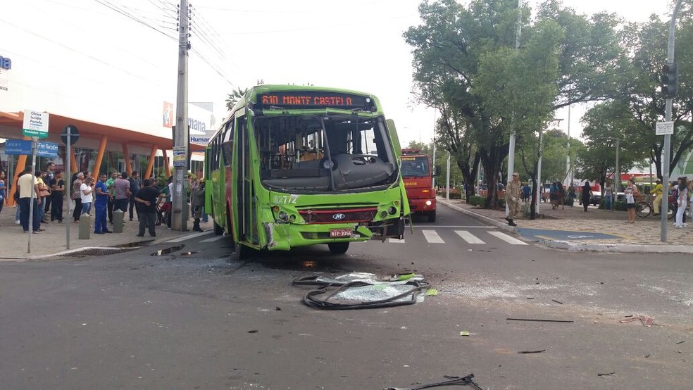 Colisão entre dois ônibus deixou feridos e interditou avenidas do Centro de Teresina. (Foto: José Marcelo/G1)